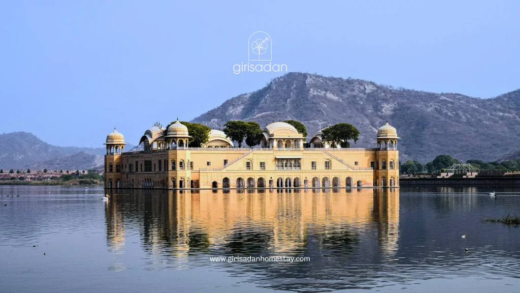Visit Hawa Mahal in Jaipur